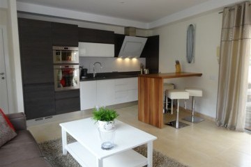 Vista Parq 6 -  1 Bed Apartment - Close to Beach - Lounge/Kitchen/ Island unit